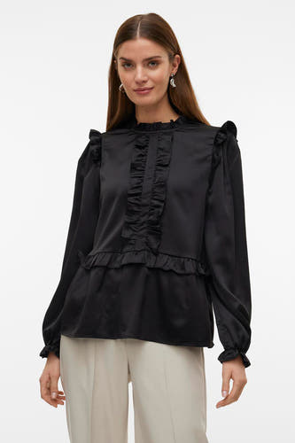 Zwarte blouse met lange mouwen van Vero Moda, met ruches op de voorkant en de schouders, gecombineerd met een beige broek.
