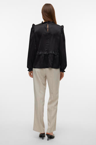 Zwarte blouse met lange mouwen van Vero Moda, met ruches aan de schouders en een losse pasvorm.