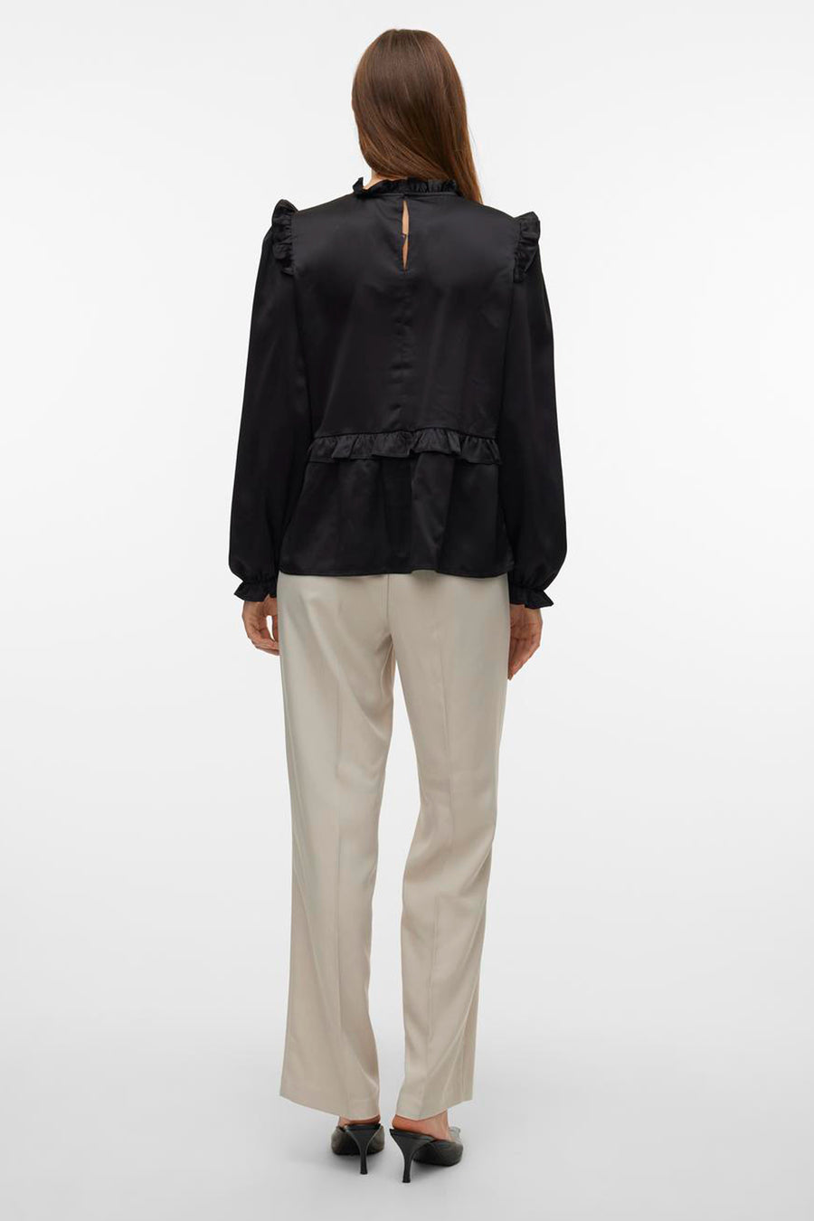 Zwarte blouse met lange mouwen van Vero Moda, met ruches aan de schouders en een losse pasvorm.