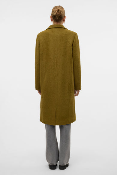 Groene lange jas van VERO MODA®, met een getextureerde stof en een rechte pasvorm op een achterkantweergave.