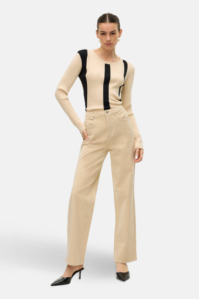 Ecru broek van VERO MODA, met wijde pijpen en een corduroy textuur.