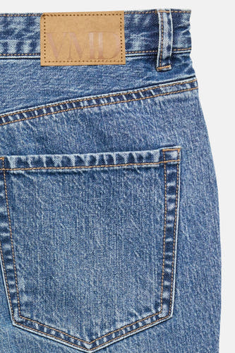 Prise de vue rapprochée d'un jean bleu avec un étiquette en cuir.