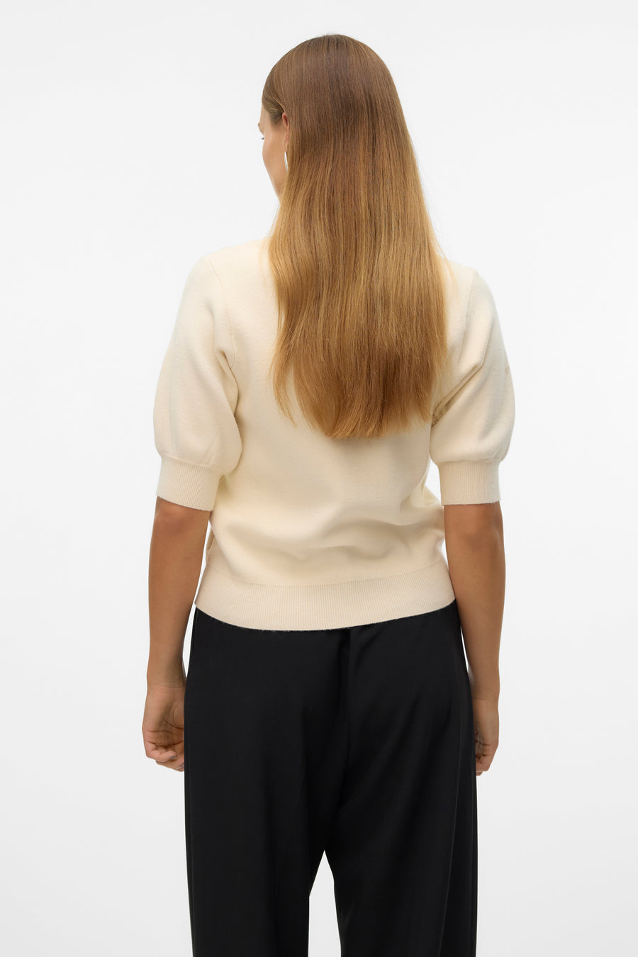 Couleur écru, g de V V V V V V VA MOD®RO vue arrière avec des manches bouffantes et associée à un pantalon noir.