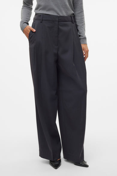 Grijze broek van Vero Moda, met wijde pijpen en steekzak.
