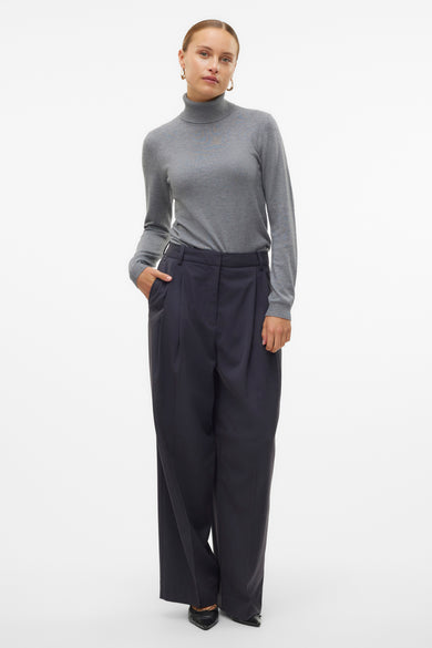 Grijze broek van VERO MODA, gedragen met een grijze coltrui en zwarte schoenen.