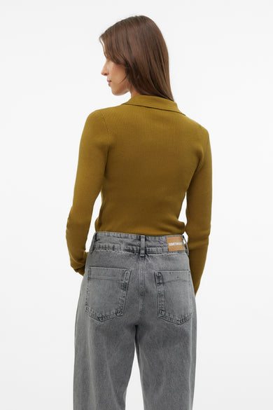 Groene trui van Vero Moda, met lange mouwen, geribbelde textuur en gecombineerd met grijze jeans.