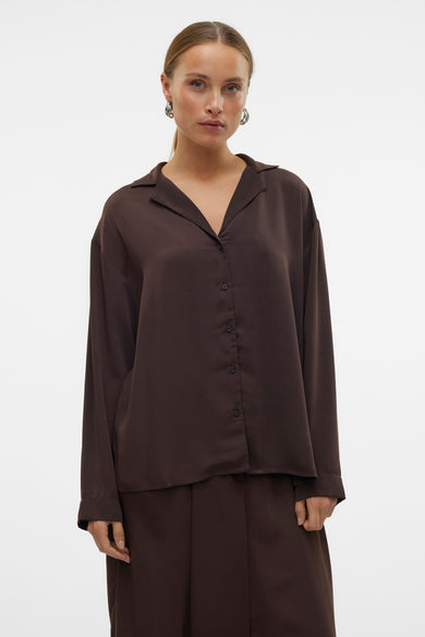 Bruin hemd met lange mouwen van VERO MODA®, met knoopsluiting en gedragen met bijpassende broek.