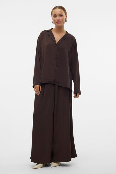 Bruin hemd met lange mouwen van VERO MODA®, gedragen met wijde broek en hakken.