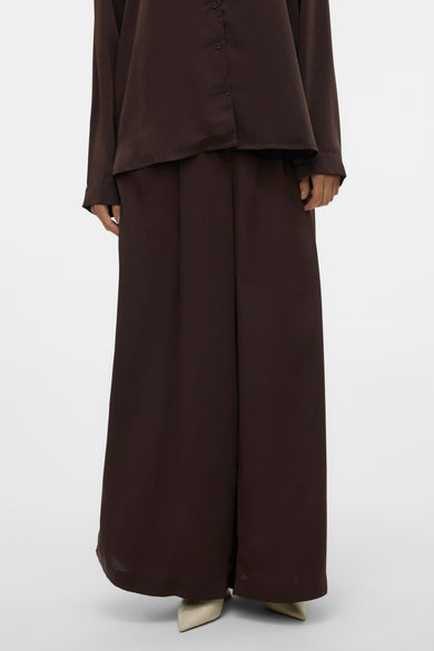 Bruine broek van VERO MODA®, met wijde pijpen en gecombineerd met een bijpassende blouse.