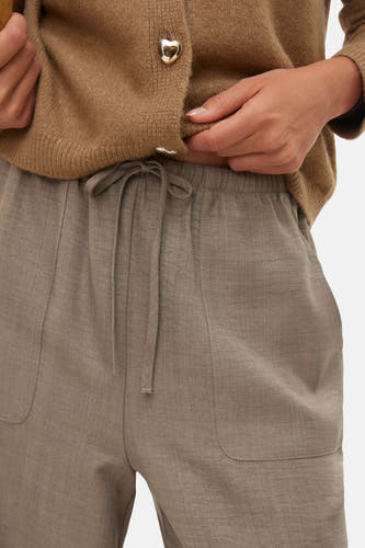 Jean brut de VERO MODA®, avec une fermeture éclair à cordons et des poches brodées.