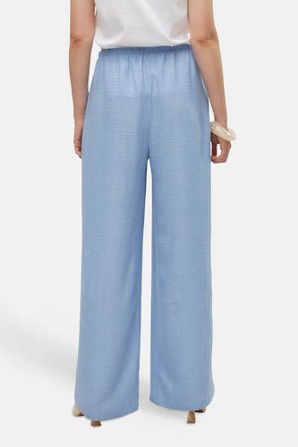 Jean bleu de VERO MODA®, avec une ceinture élastique et des jambes larges.