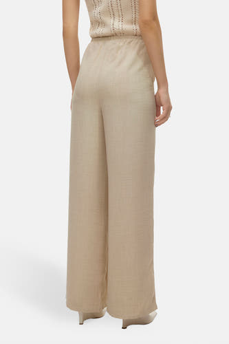 Pantalon beige de VERO MODA, avec des jambes larges et une ceinture élastique.