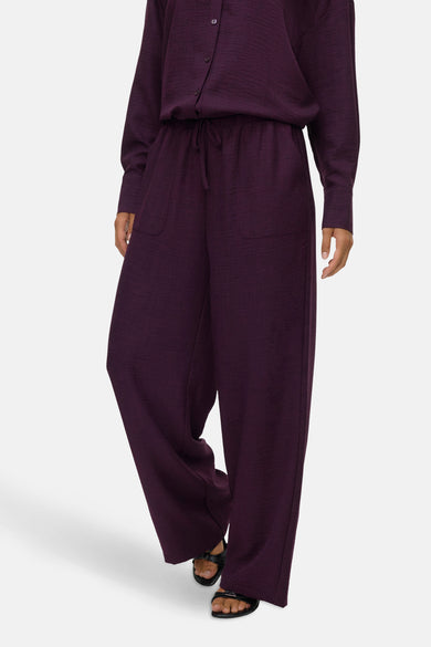 Jean de couleur marron de VERO MODA®, avec cordon de serrage à la taille et poches.