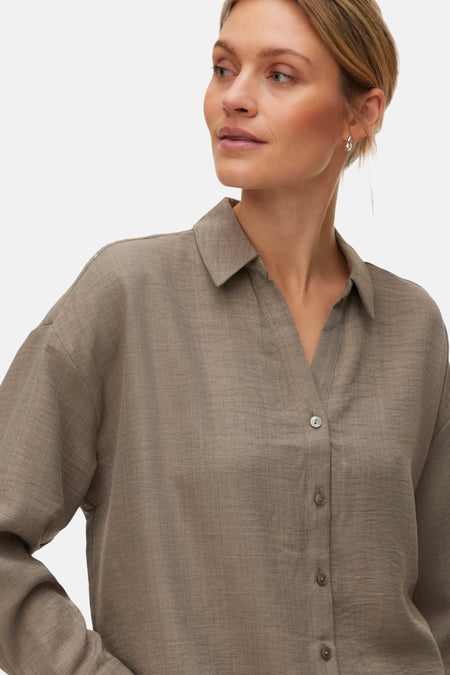 Chemise marron à manches longues de Vero Moda, avec une texture subtile et une fermeture à boutons.
