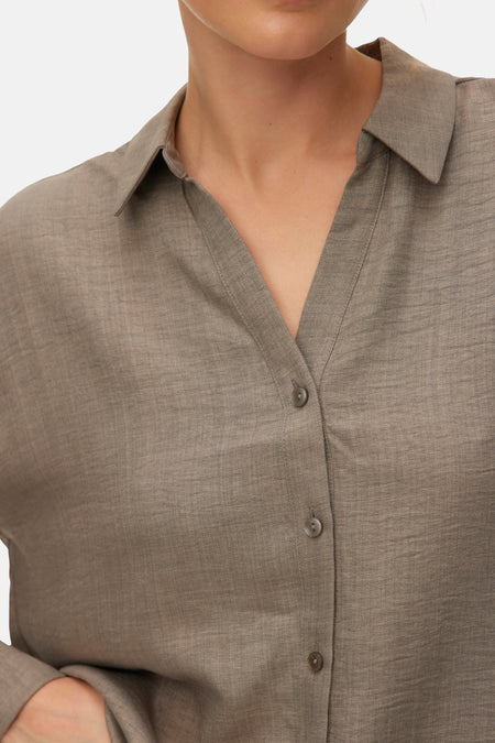 Chemise marron à manches longues de VERO MODA, avec fermeture boutonnée et col.