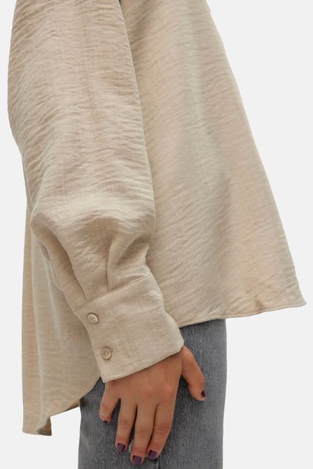 Beige overhemd met lange mouwen van Vero Moda, met knoopdetails op de manchet en een subtiele textuur.