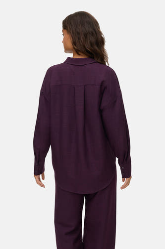 Paars overhemd met lange mouwen van VERO MODA®, gezien van achteren, met plooien en manchetten.