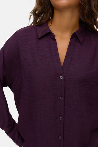 Paars, lang mouwen hemd van VERO MODA, met knoopsluiting en een zachte textuur.