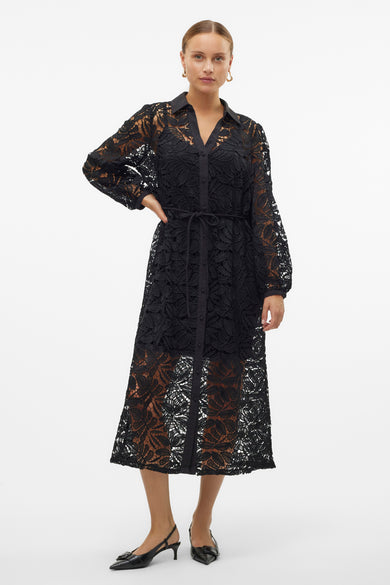 Zwarte jurk met lange mouwen van VERO MODA®, met kanten details en een knoopsluiting.

