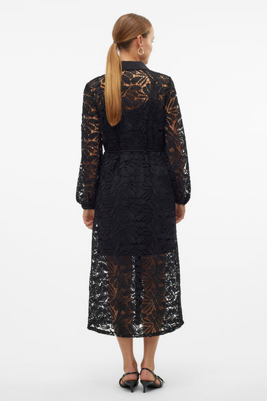 Zwarte jurk met lange mouwen van VERO MODA, met een kanten bladpatroon en een riem in de taille.
