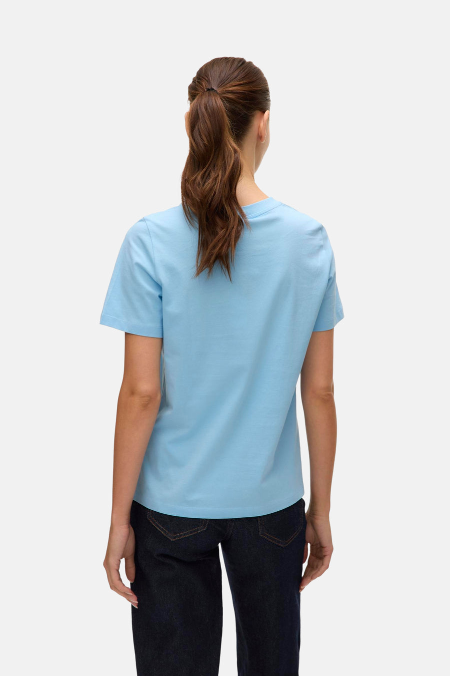 Blauw T-shirt met korte mouwen van VERO MODA, achterkant gezien, gedragen met donkerblauwe jeans.
