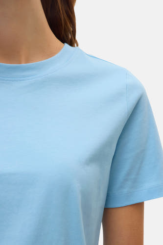 Blauw T-shirt met korte mouwen van VERO MODA, cropped close-up met kraagdetail.
