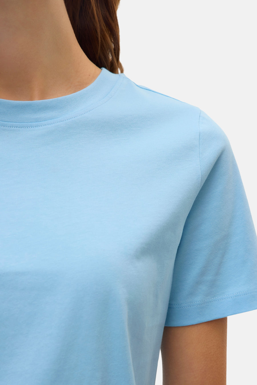 Blauw T-shirt met korte mouwen van VERO MODA, cropped close-up met kraagdetail.
