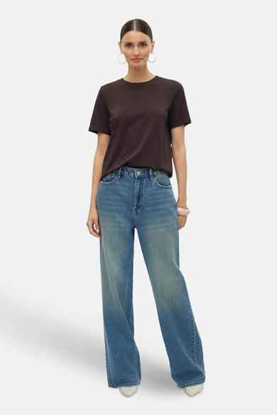 Bruin T-shirt met korte mouwen van VERO MODA®, gecombineerd met blauwe jeans en zilveren oorbellen.