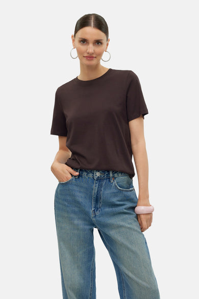 Bruin T-shirt met korte mouwen van VERO MODA®, met losse jeans en roze armband.