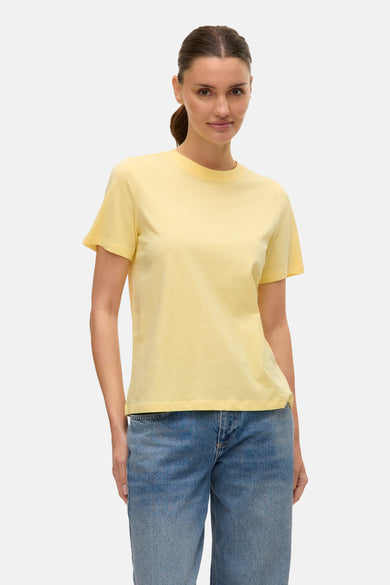 Geel T-shirt met korte mouwen van VERO MODA®, gedragen met een blauwe jeans.
