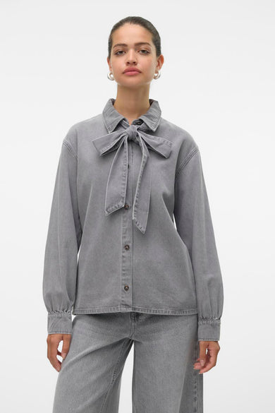 Jeanshemd van mid grey denim van VERO MODA®, met lange mouwen en strikdetail.