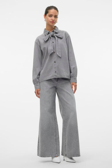 Grijs denim jeanshemd van VERO MODA®, met lange mouwen en een strikdetail op de kraag.