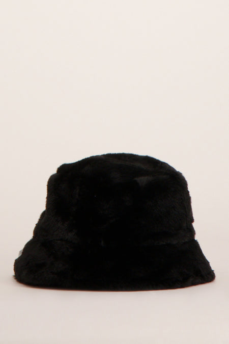 Chapeau noir en fourrure imitée de Vero Moda, avec une douce texture et une silhouette classique de panier.