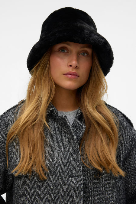Chapeau noir en fourrure imitée de VERO MODA, avec une douce texture et un style classique.