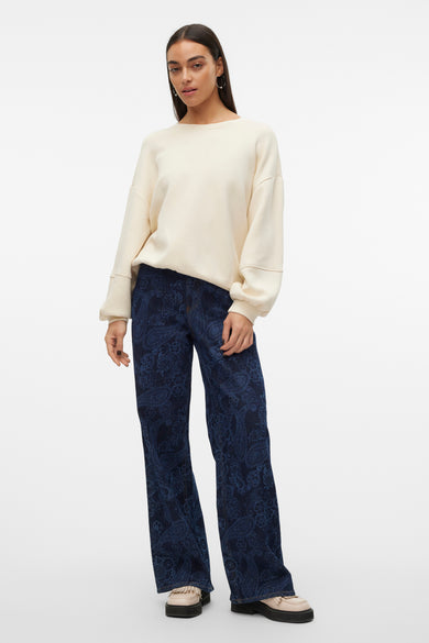 Ecru sweater van VERO MODA, met lange mouwen en gedragen met paisley jeans en platform schoenen.
