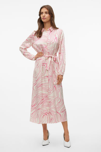 Robe rose à longues manches de VERO MODA, avec un motif tournant et une ceinture à la taille.