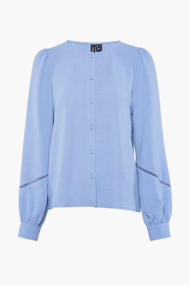 Blauwe blouse met lange mouwen van VERO MODA, met knoopsluiting en details op de mouwen.

