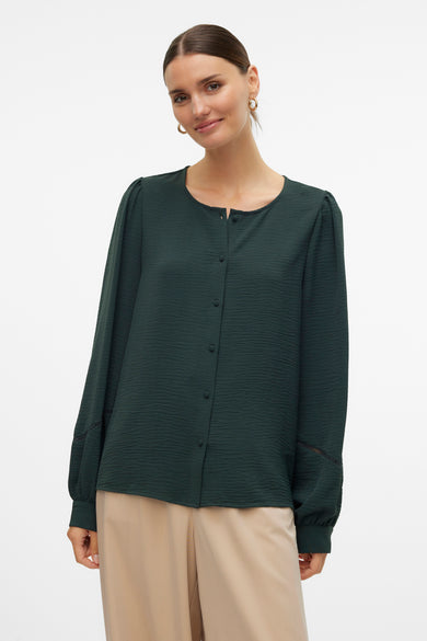 Groene blouse met lange mouwen van VERO MODA, met knoopsluiting en kanten details op de mouwen.