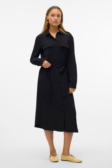 Zwarte jurk met lange mouwen van VERO MODA, met knoopsluiting en riem.
