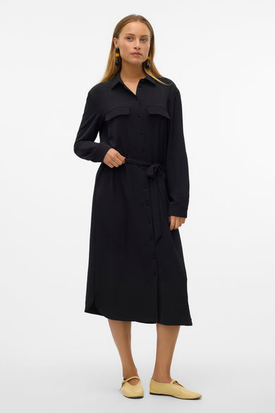 Zwarte jurk met lange mouwen van VERO MODA, met knoopsluiting en riem.
