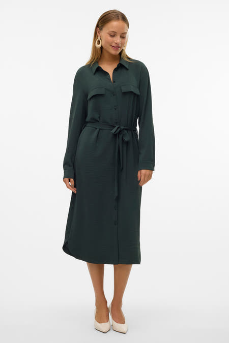 Groene jurk met lange mouwen van VERO MODA, met ceintuur en knoopsluiting.