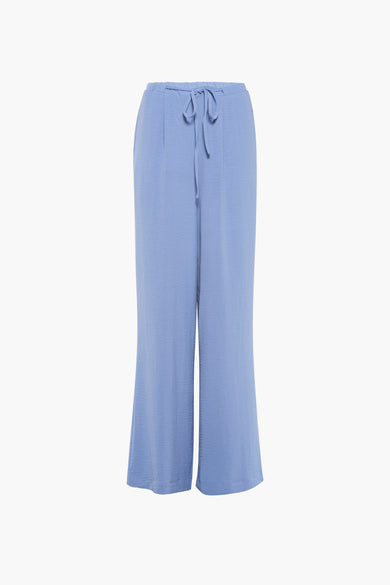 Blauwe broek van VERO MODA met trekkoord en wijde pijpen, textuur zichtbaar.