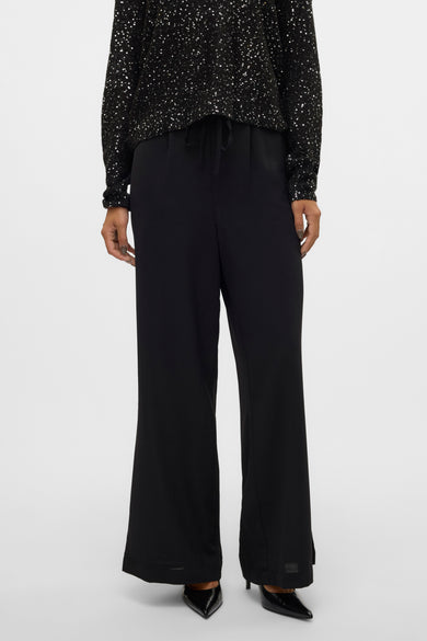 Zwarte broek van VERO MODA®, met wijde pijpen en een strikceintuur.