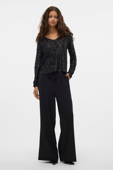 Zwarte broek van VERO MODA®, gecombineerd met een glitterende top, met wijde pijpen en een trekkoord in de taille.
