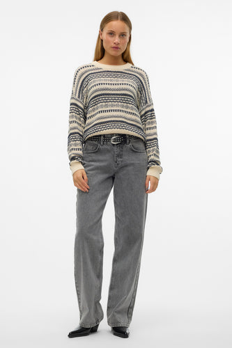 Ecru trui met ronde hals van Vero Moda, met blauw en wit patroon en gedragen met een jeans en riem.