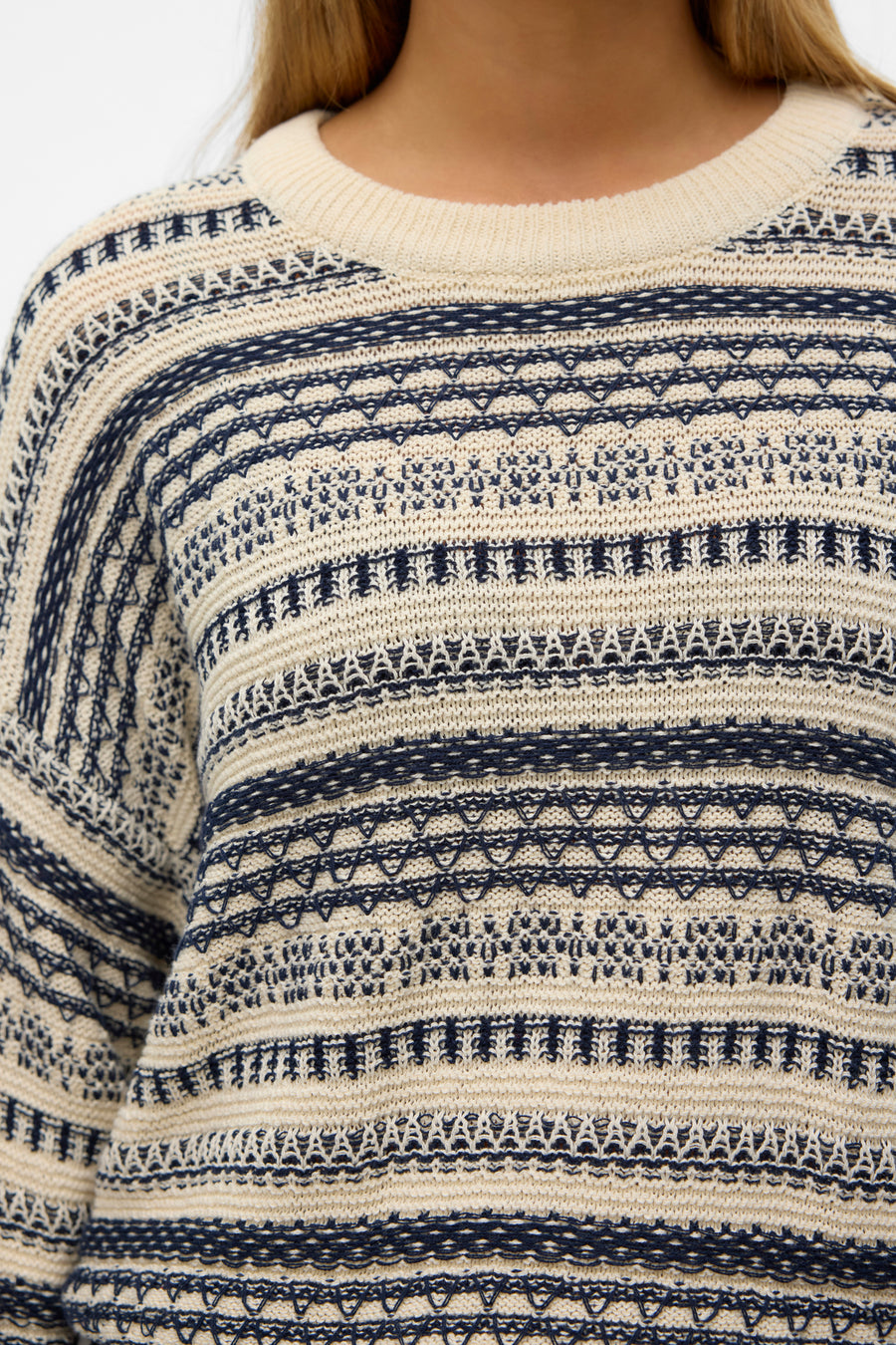 Ecru pull met ronde hals van VERO MODA, met blauw patroon en gebreide textuur.