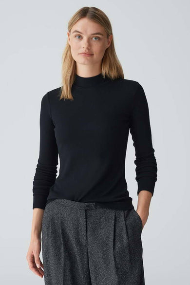 Pull noir avec col rond d'OPUS, vu de derrière, associé à un pantalon gris.