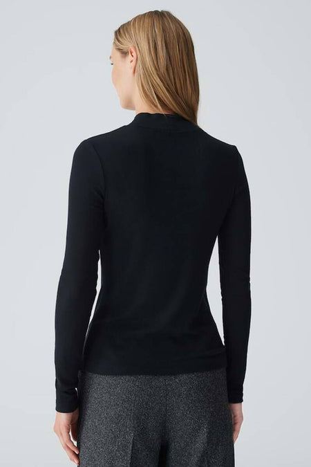 Zwarte trui met ronde hals van OPUS, gezien van achteren, gecombineerd met een grijze broek.
