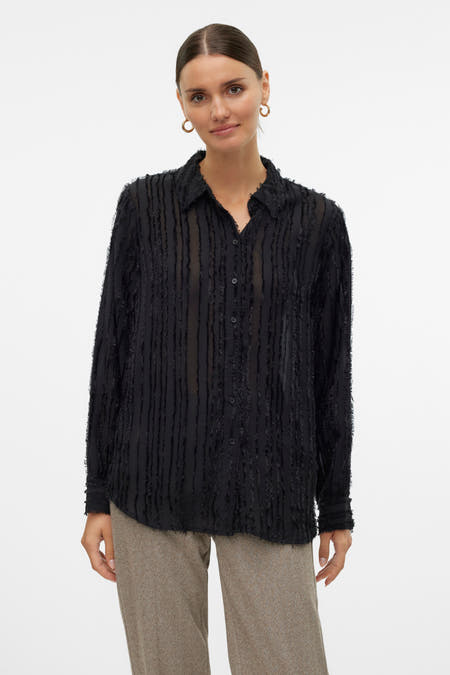 Zwart overhemd met lange mouwen van VERO MODA®, met textuurstrepen en gedragen met een bruine broek.