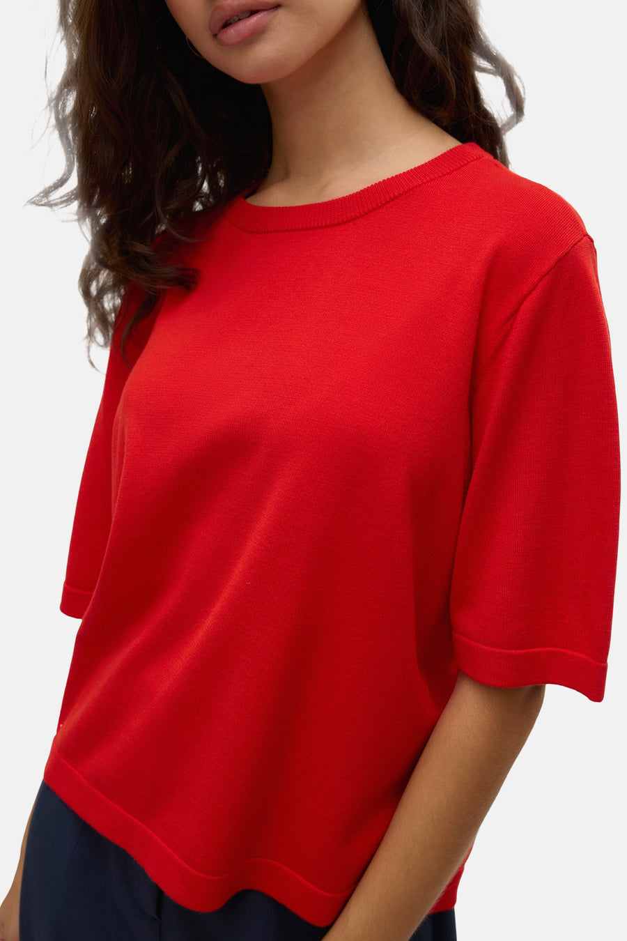 Pull rouge à col rond de VERO MODA®, à manches courtes et à fines côtes.